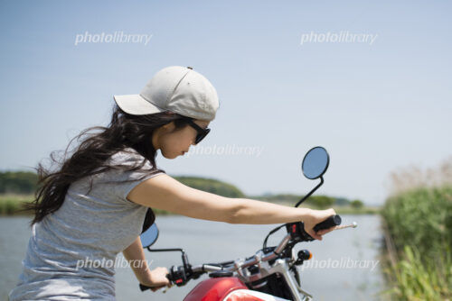 バイク女性、川沿い